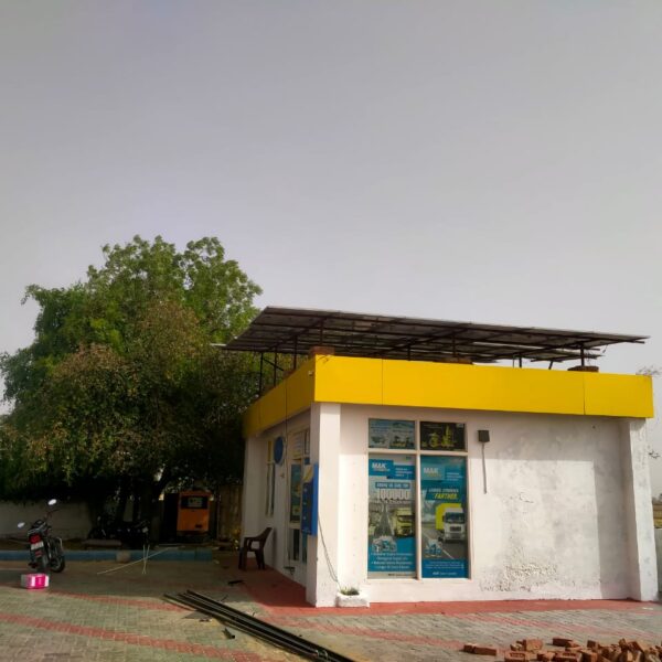Solar panels at fuel station1